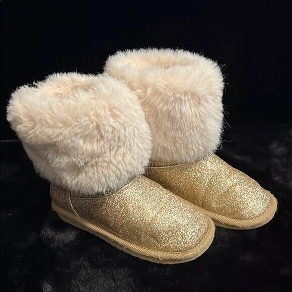 The Children’s Place Gold Glitter Chalet Boots - Picture 1 of 8